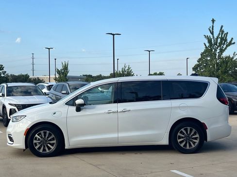Used 2023 Chrysler Pacifica Touring-L FWD image 6