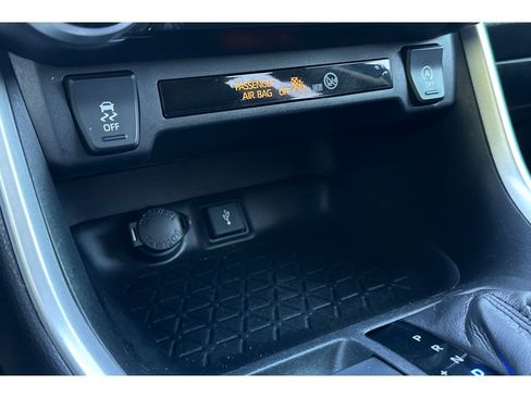 Used 2020 Toyota RAV4 XLE FWD image 31