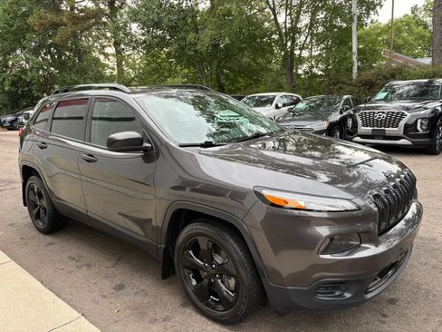 Used 2017 Jeep Cherokee Sport FWD image 4