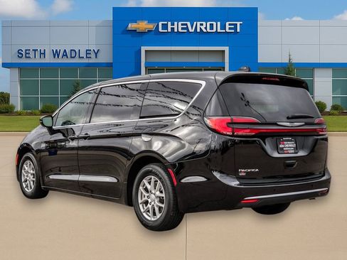 Used 2025 Chrysler Pacifica Select image 5