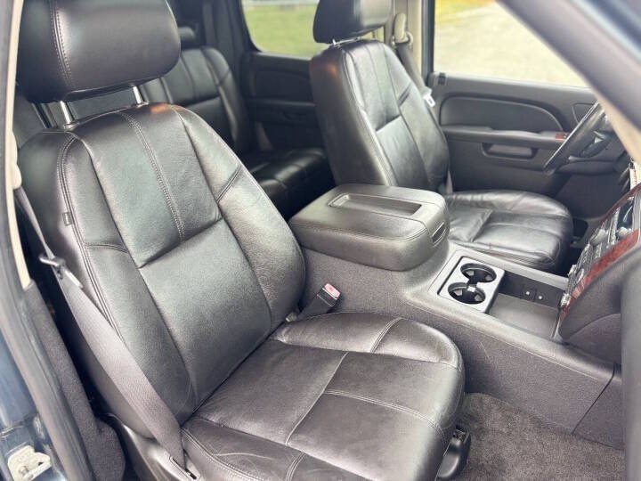 Used 2010 Chevrolet Avalanche LT w/ Regional Value Package AWD/4WD image 12