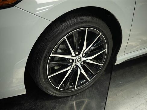 Used 2023 Toyota Camry SE FWD image 4