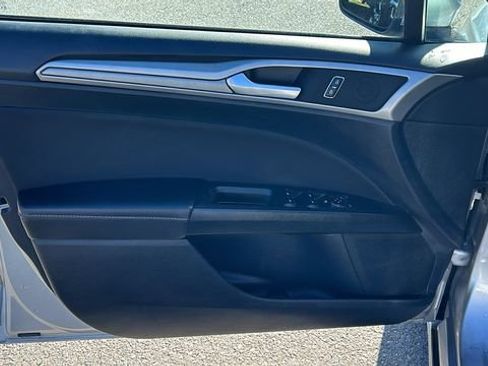 Used 2020 Ford Fusion SE image 16