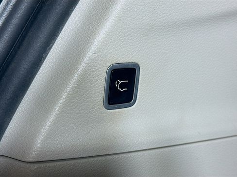 Used 2018 Chrysler Pacifica Limited FWD image 31