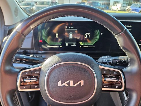 Used 2025 Kia Carnival FWD image 31