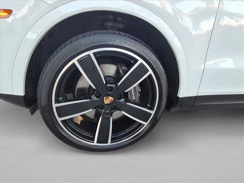 Used 2023 Porsche Cayenne Platinum Edition AWD/4WD image 25