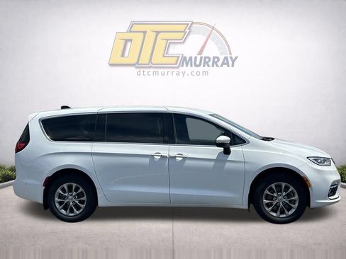 Used 2023 Chrysler Pacifica Touring-L AWD/4WD image 3
