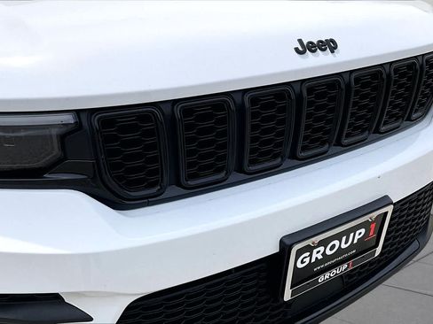Used 2023 Jeep Grand Cherokee Laredo w/ Luxury Tech Group I AWD/4WD image 32