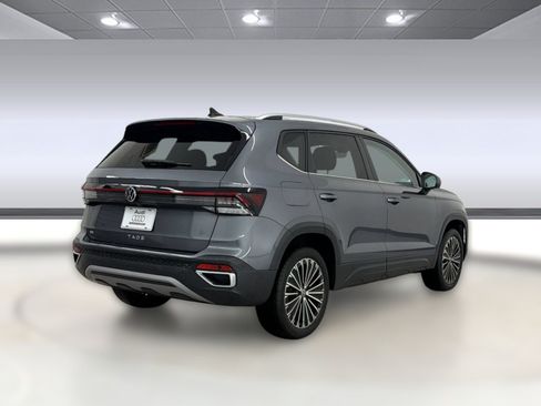 Used 2025 Volkswagen Taos SE w/ Panoramic Sunroof Package FWD image 8