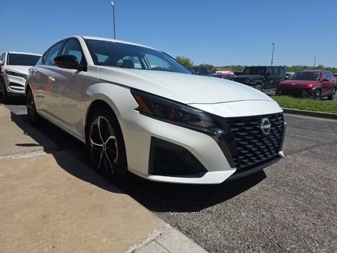Used 2025 Nissan Altima 2.5 SR AWD/4WD image 3