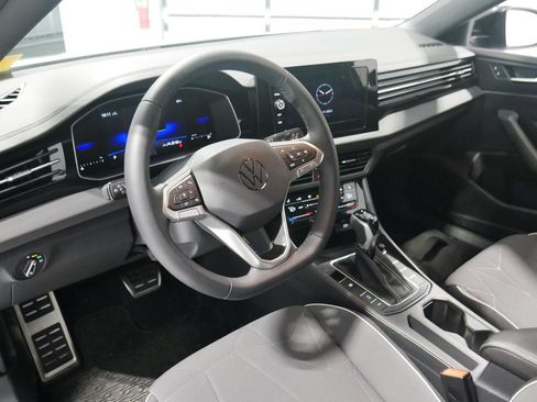 Used 2025 Volkswagen Jetta Sport image 9