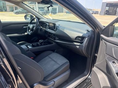 Used 2025 Nissan Rogue SV FWD image 19