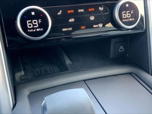 Used 2024 Land Rover Discovery Metropolitan Edition image 34