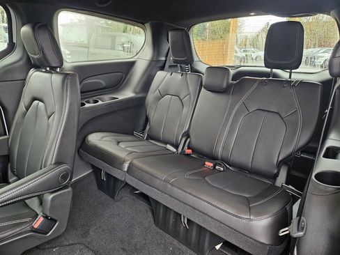 New 2026 Chrysler Pacifica Select FWD image 18