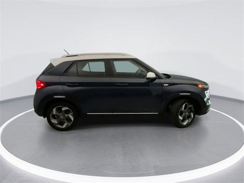 Used 2024 Hyundai Venue Limited image 5