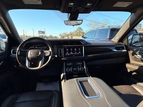 Used 2021 GMC Yukon Denali w/ Denali Premium Package AWD/4WD image 9