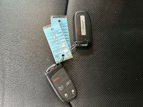 Used 2023 Jeep Compass Latitude AWD/4WD image 12