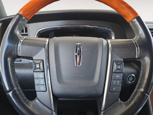 Used 2017 Lincoln Navigator Select image 10