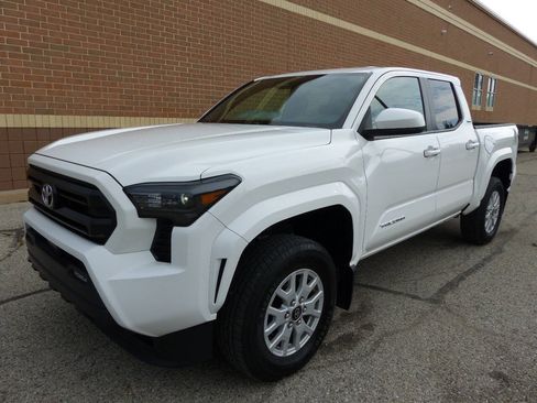 Used 2025 Toyota Tacoma SR5 AWD/4WD image 6