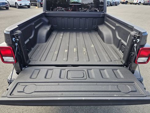 Used 2023 Jeep Gladiator Sport AWD/4WD image 22