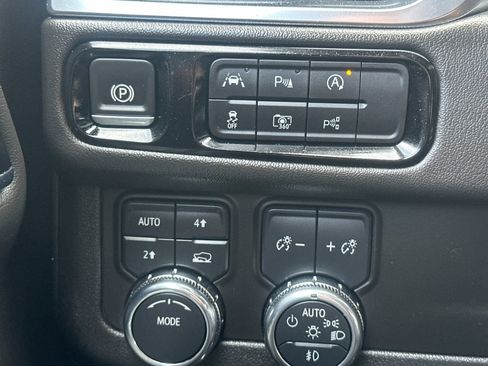 Used 2025 GMC Yukon Denali AWD/4WD image 33