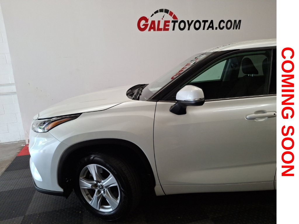 Used 2022 Toyota Highlander LE AWD/4WD image 8