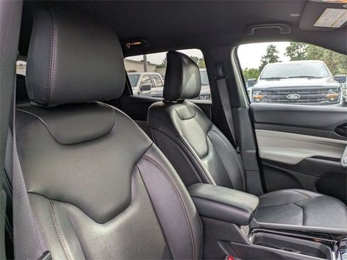 Used 2024 Jeep Compass Limited image 34