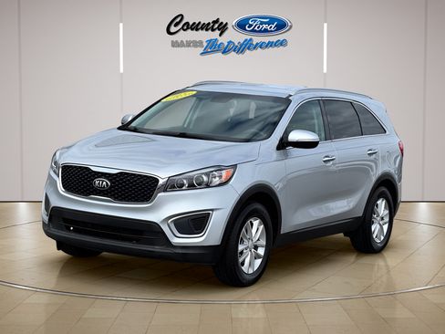 Used 2017 Kia Sorento FWD image 2