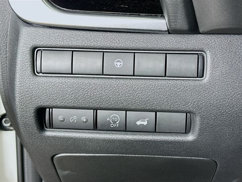 Used 2023 Nissan Rogue SL w/ SL Premium Package image 17