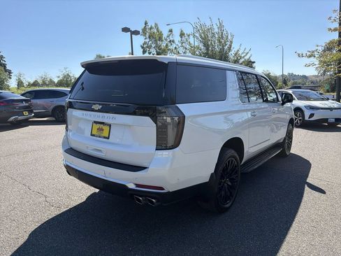 Used 2025 Chevrolet Suburban High Country w/ Sun And Tow Package AWD/4WD image 9