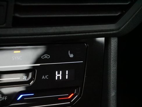 Certified 2025 Volkswagen Jetta SE image 28