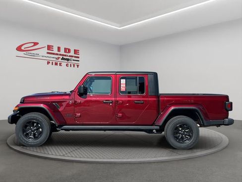 Used 2022 Jeep Gladiator Sport AWD/4WD image 2