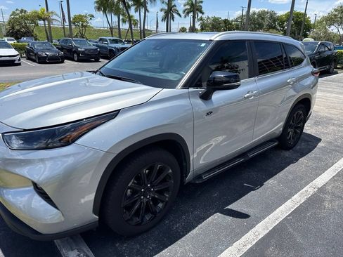 Used 2023 Toyota Highlander XLE FWD image 2