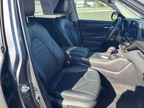 Certified 2024 Toyota Highlander XLE image 13