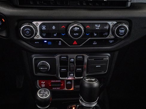 Used 2024 Jeep Wrangler Unlimited image 36