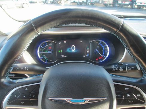 Used 2021 Chrysler Pacifica Touring-L image 25