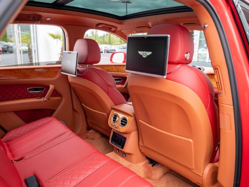 Used 2017 Bentley Bentayga image 24