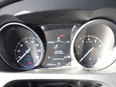 Used 2018 Land Rover Discovery Sport SE image 17