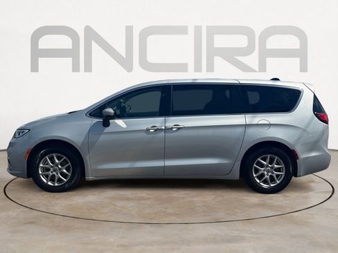 Used 2023 Chrysler Pacifica Touring-L FWD image 4