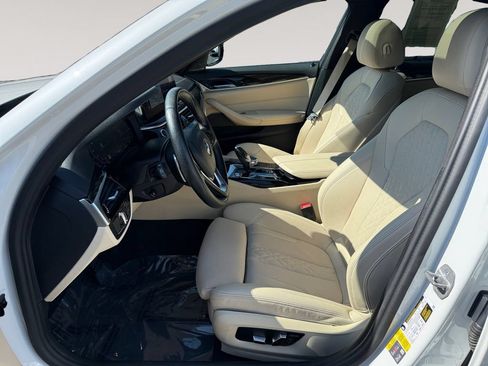 Used 2023 BMW 530e xDrive w/ Premium Package AWD/4WD image 9