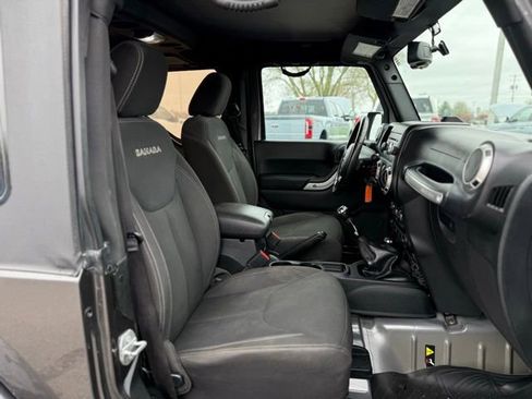 Used 2016 Jeep Wrangler Sahara w/ Connectivity Group AWD/4WD image 13