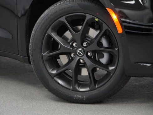 New 2026 Chrysler Pacifica Limited w/ S Appearance Package image 4