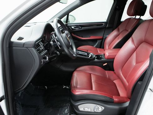 Certified 2024 Porsche Macan image 16