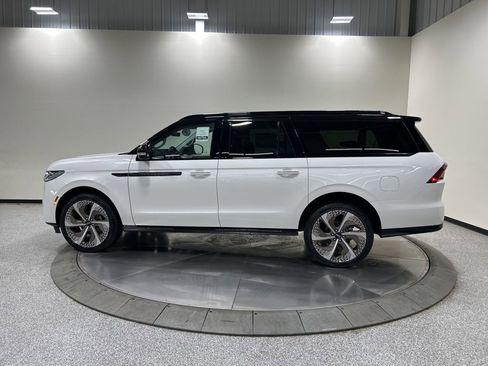 New 2026 Lincoln Navigator L Black Label AWD/4WD image 9