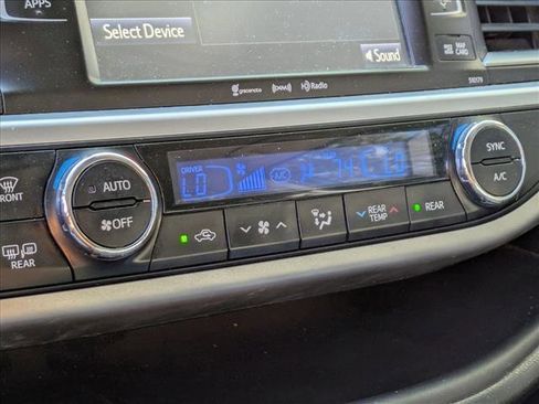 Used 2017 Toyota Highlander SE FWD image 8