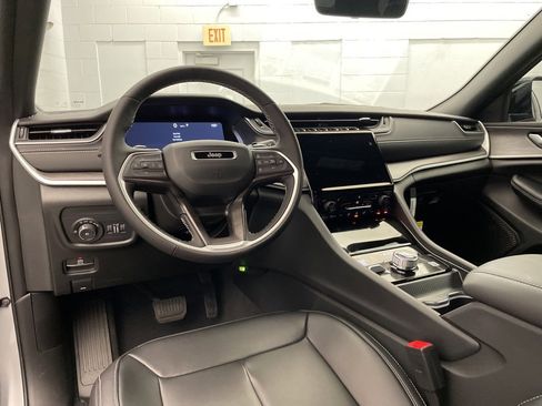 New 2025 Jeep Grand Cherokee Limited image 12