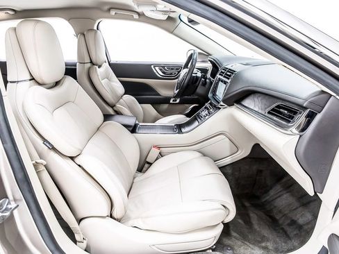 Used 2018 Lincoln Continental Select w/ Continental Climate Package FWD image 32