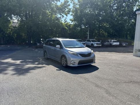 Used 2017 Toyota Sienna SE Premium FWD image 3