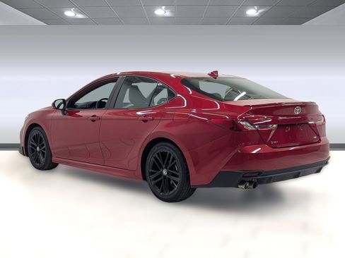 Used 2025 Toyota Camry SE image 2