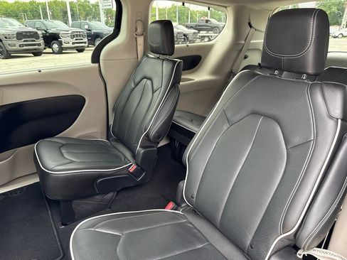 Used 2023 Chrysler Pacifica Limited AWD/4WD image 35